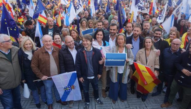 Conselleiros y líderes del PP gallego, durante la manifestación