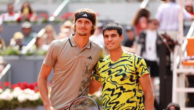 Carlos Alcaraz posa con Zverev en los octavos de final del Mutua Madrid Open 2023