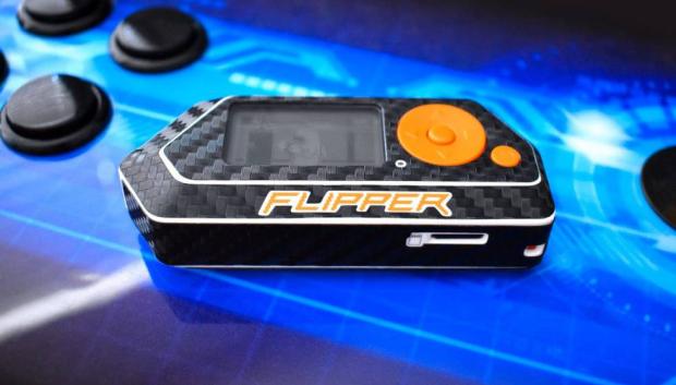 Aparatos como este que simulan ser videojuegos amplifican la señal y abren el coche
