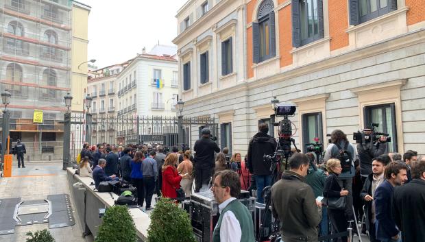 Medios de comunicación concentrados a las puertas del Congreso