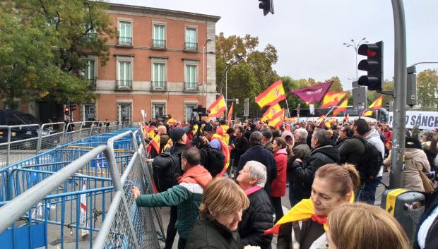 Vallas en la protesta contra la investidura