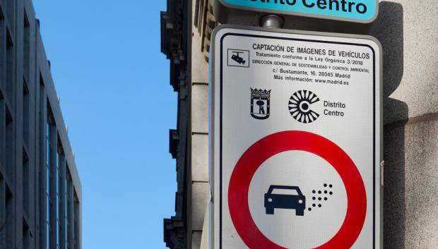 Cartel que avisa de la entrada en la zona de circulación restringida