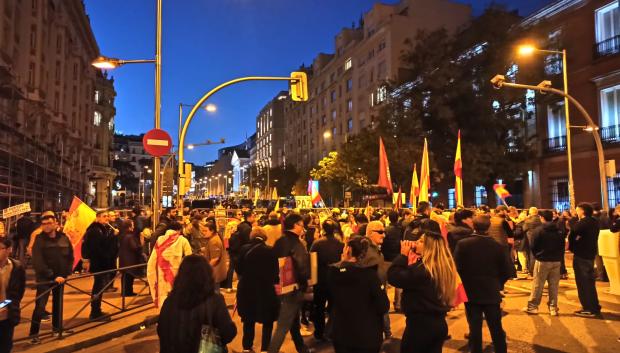 Decenas de personas se arremolina en los alrededores del Congreso de los Diputados