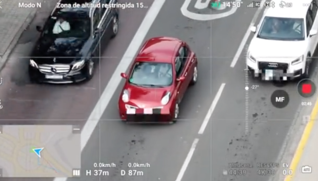 El Mercedes negro también va a recibir su dosis de 'correctina'
