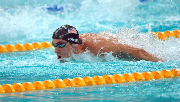 Michael Phelps en las Olimpiadas de Pekín 2008, luchando por la medalla de oro