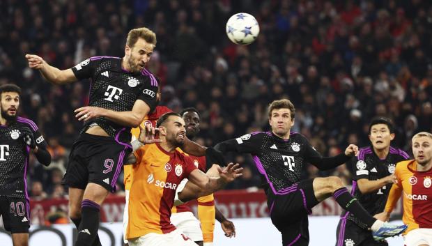 Harry Kane rematando de cabeza en el partido de Champions frente al Galatasaray