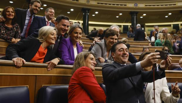 Los ministros Albares y Ribera, haciéndose un selfie con varios diputados