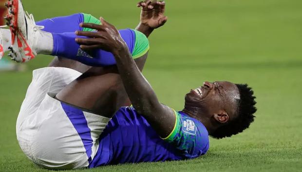 Vinicius, dolorido tras caer lesionado en el partido frente a Colombia
