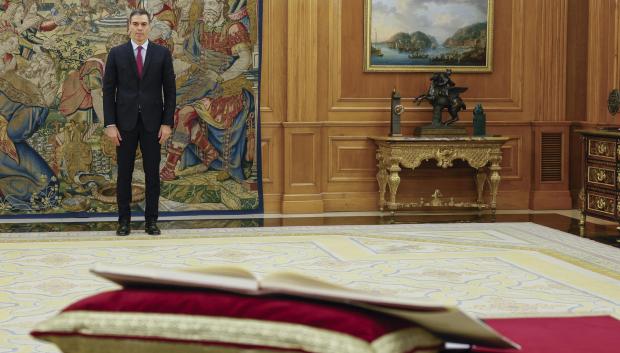 Pedro Sánchez Pedro Sánchez (i) promete su cargo de presidente del Gobierno ante el rey Felipe VI y un ejemplar de la Constitución