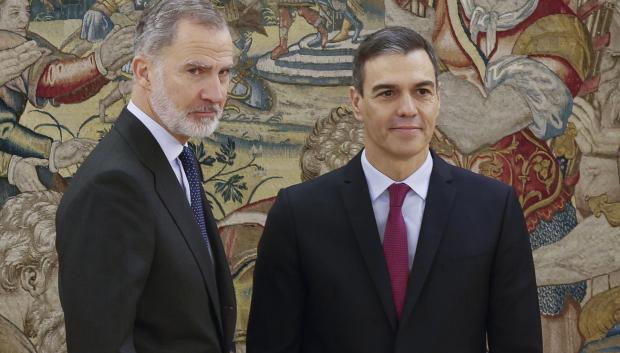 Pedro Sánchez tras prometer su cargo de presidente del Gobierno, junto al Rey Felipe VI, que mantiene un gesto serio
