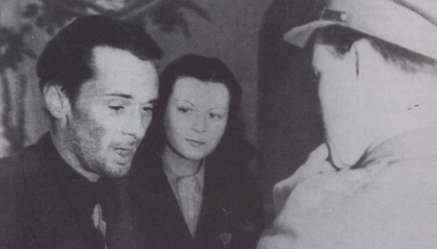 Amery en Milán poco después de su detención por partisanos italianos. El oficial de espaldas a la cámara es Alan Whicker