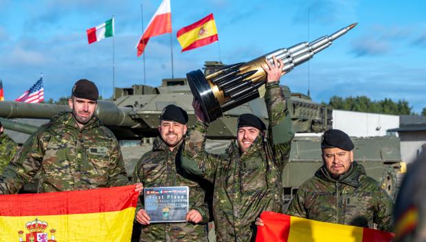 Efectivos españoles celebran el triunfo en la competición de carros de combate de la OTAN en Letonia