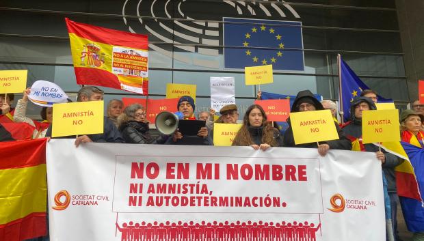 Pancarta contra la amnistía en Bruselas