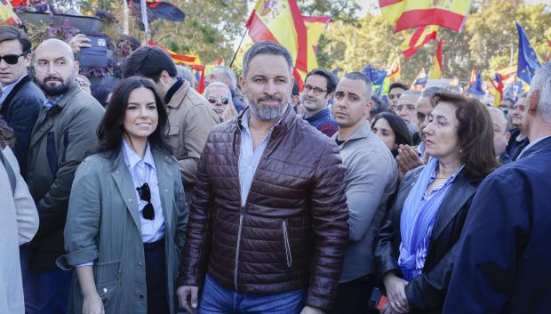 Junto a personalidades de diferentes ámbitos, asisten a esta protesta los líderes del PP, Alberto Núñez Feijóo, y de Vox, Santiago Abascal.