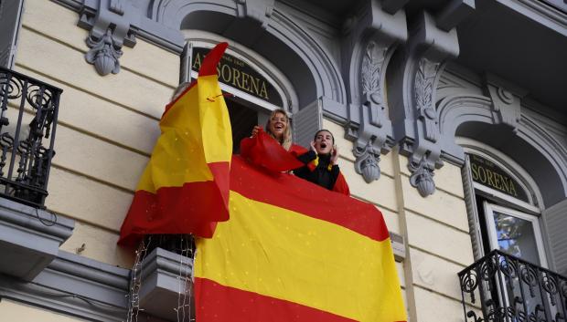 Desde los balcones de los edificios la sociedad civil también se anima a participar de la protesta engalanado sus balcones con banderas de España.