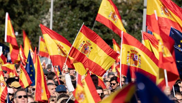 Banderas españolas durante una manifestación contra la amnistía, en Cibeles, a 18 de noviembre de 2023, en Madrid (España). Diferentes asociaciones, entre las que se encuentran Foro España Cívica, Unión 78, Pie en Pared o NEOS, han convocado esta concentración, respaldada por el Partido Popular y Vox, como protesta contra la amnistía acordada por el PSOE y Junts. La protesta tiene lugar tras el debate de investidura celebrado en el Congreso los días 15 y 16 de noviembre, en el que se nombró a Pedro Sánchez presidente del Gobierno con los apoyos de Sumar, ERC, Junts, EH Bildu, PNV, BNG y Coalición Canaria.
18 NOVIEMBRE 2023;CONCENTRACIÓN;AMNISTÍA;PP;VOX;ACUERDO;INVESTIDURA
Diego Radamés / Europa Press
18/11/2023