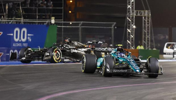 El piloto español Fernando Alonso de Aston Martin se reincorpora a la pista tras un trompo en la curva uno durante el Gran Premio de Las Vegas de Fórmula 1