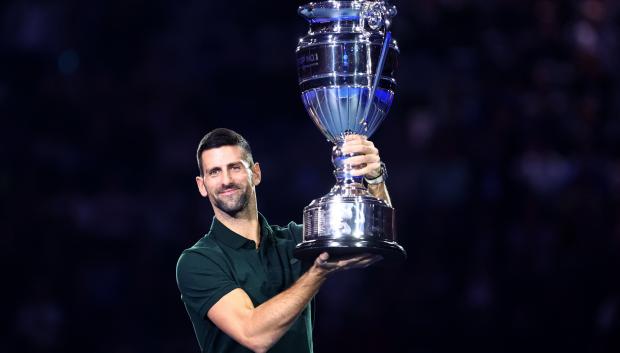 Novak Djokovic recogiendo el título a mejor jugador del mundo por octava vez en su carrera