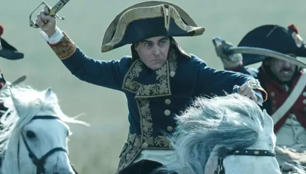 Joaquin-Phoenix caracterizado como Napoleón