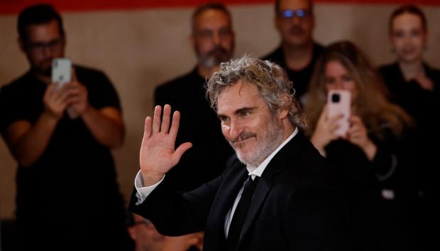 Joaquin Phoenix posa en la premiere de Napoleón celebrada en el Museo del Prado, Madrid