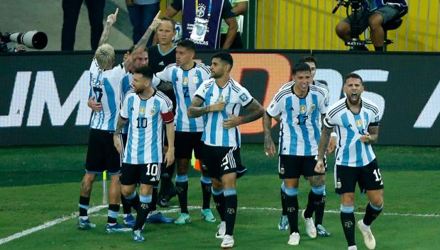 Argentina celebrando la victoria en Brasil