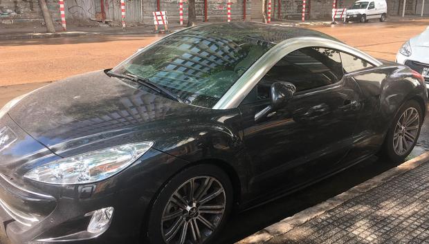 La polémica del Peugeot RCZ sucio que utilizó Milei en campaña