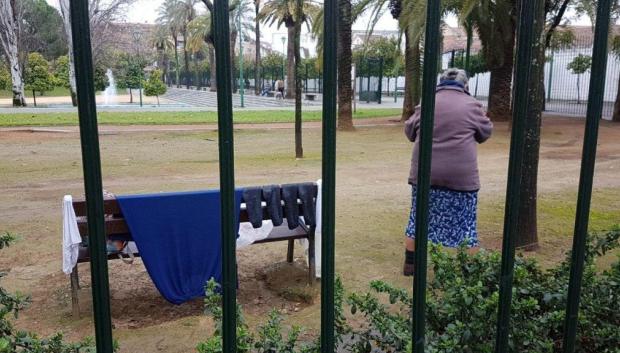 Mujer sin hogar en el parque Madre Coraje