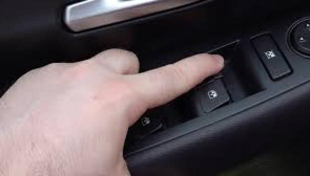 En algunos coches basta con pulsar el elevalunas unos segundos
