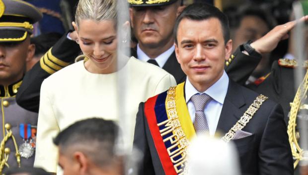 Daniel Noboa presidente de Ecuador tras recibir la banda presidencial