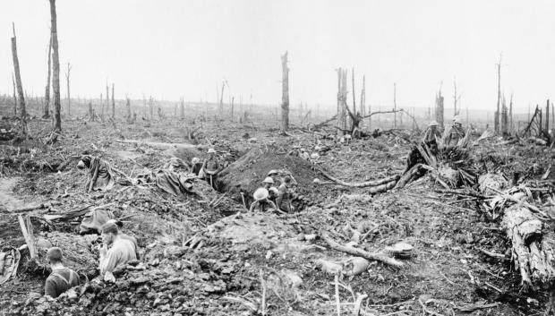 Soldados cavando una trinchera de comunicación en el bosque de Delville