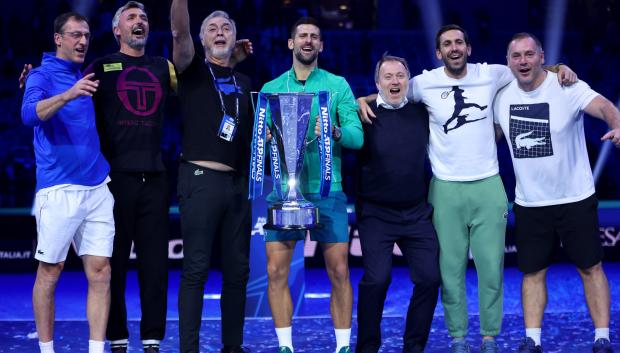 Novak Djokovic posa con su equipo con el trofeo de las ATP Finals. Gómez Herrera es el segundo empezando por la derecha