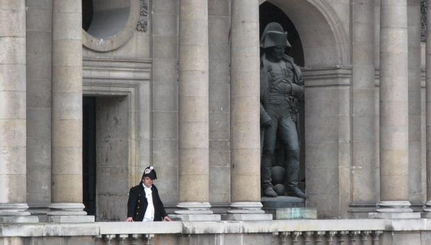 Arenas, junto a una gran estatua de Napoleón en la plaza de armas de los Inválidos, en París