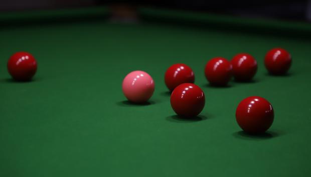 El snooker consta de 15 bolas rojas, seis de colores y una bola negra