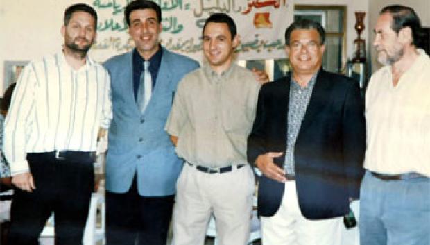 José Antonio Bernal, en el centro de la imagen, posa con amigos en Bagdag