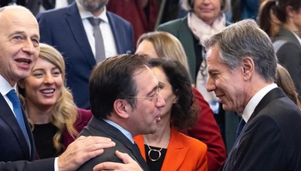 El ministro español de Asuntos Exteriores, José Manuel Albares, saluda al secretario de Estado de EE.UU. Antony Blinken