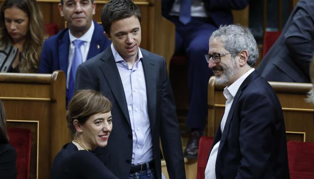 MADRID, 29/11/2023.- El lider de Más País, Íñigo Errejón (c) conversa conlos miembros del Sumar, Marta Irene Lois González  (abajo) y Rafael Cofiño (d) antes del comienzo de la solemne apertura de la XV Legislatura, en una sesión conjunta de las Cortes Generales que se celebra en el Congreso y donde el rey pronunciará un discurso ante el nuevo Gobierno de Pedro Sánchez y los diputados y senadores elegidos el pasado 23 de julio. EFE/ chema Moya