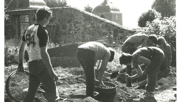 Voluntarios trabajando en los terrenos de Melville House en 1984