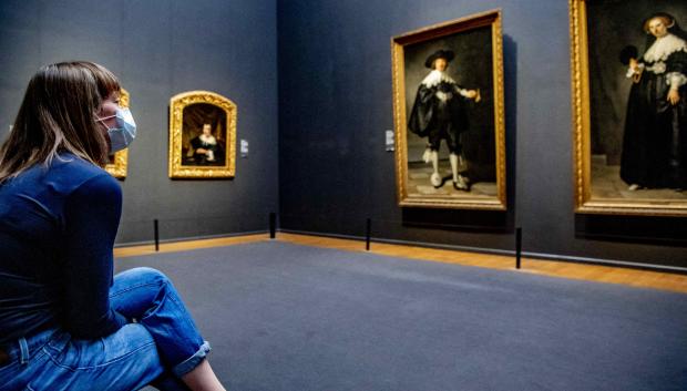 Visitors to the Rijksmuseum are obliged to wear a face mask, in Amsterdam, Netherlands, on September 30, 2020. Now that the number of corona infections is increasing, corona measures are being tightened. Night Watch painting by Rembrandt van Rijn in the Rijksmuseum. Health Measures to combat the spread of the corona virus, for catering, education and cultural institutions, among others. Photo by Robin Utrecht/ABACAPRESS.COM <motCle99> Rembrandt Rembrandt Epidemic Pandemie Virus Epidemie Virus Pandemic Epidemy Epidemics Maladie Illness / Disability Surgical masks Protective Masks Face mask Face masks Surgical mask Protective Mask Masque chirurgical Lunettes de protection Masque de protection Musee Museum Nouvelle technologie Nouvelles technologies New Technology Portable Telephone portable Smartphone Cell Phone Smartphone Cellular phone Amsterdam Mobile Netherlands Niederlande Pays-Bas Holland Selfies Selfy Selfie Selfy Selfie Selfies Coronavirus Corona virus Coronavirus Corona virus Covid 19 Coronavirus Covid-19 Coronavirus 2019-nCoV Covid-19 Covid-19 Coronavirus Covid-19 Coronavirus 2019-nCoV Covid 19 </motCle99> | 743529_006 Amsterdam Pays-Bas Netherlands 
Amsterdam Coronavirus Covid 19 Epidemie Maladie Masque de protection Mobile Musee Netherlands Nouvelle technologie Rembrandt Selfie Telephone portable