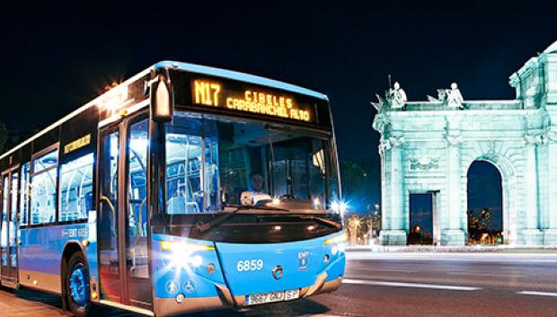 Bus nocturno de la EMT pasa por la Puerta de Alcalá