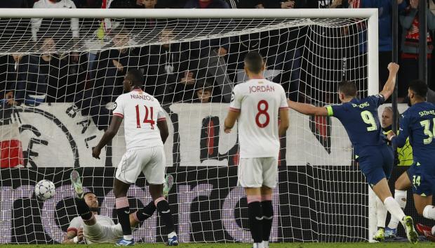 El momento de uno de los goles del PSV en el Sánchez Pizjuán