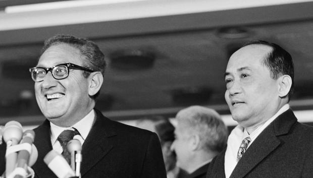 Kissinger junto al negociador survietnamita Pham Dang Lam en París