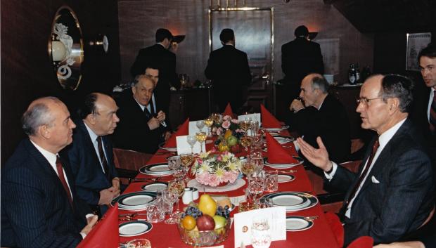 George H.W. Bush, presidente estadounidense y Mikhail Gobachov, presidente de la URSS se reúnen para cenar a bordo del Maksim Gorkiy en Malta