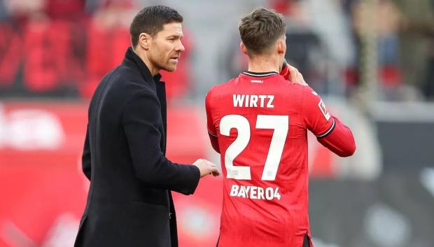 Xabi Alonso conversando con Florian Wirtz en un partido de Bundesliga