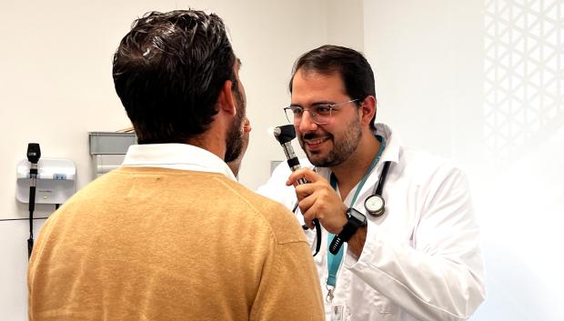 El doctor Ángel Delgado examina a un paciente en consulta
