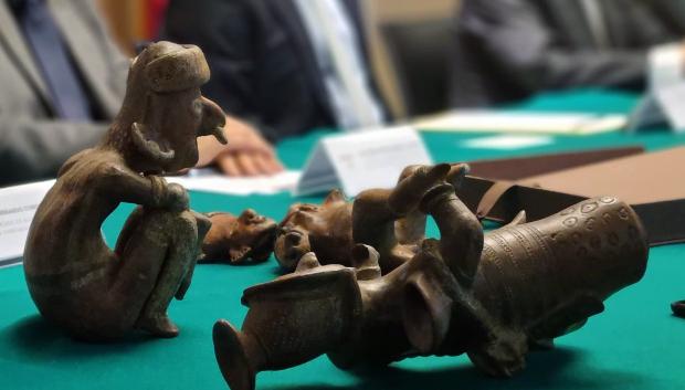 Las tres piezas arqueológicas devueltas a México