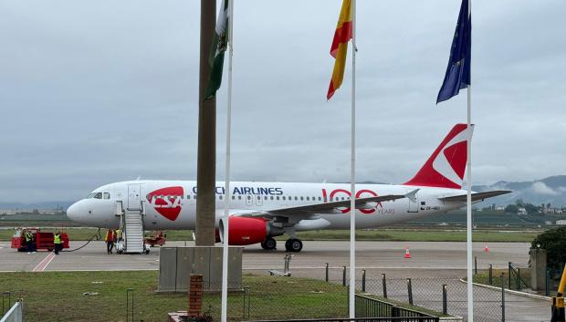 El Aeropuerto de Córdoba atiende su primer vuelo de pasajeros en 15 años