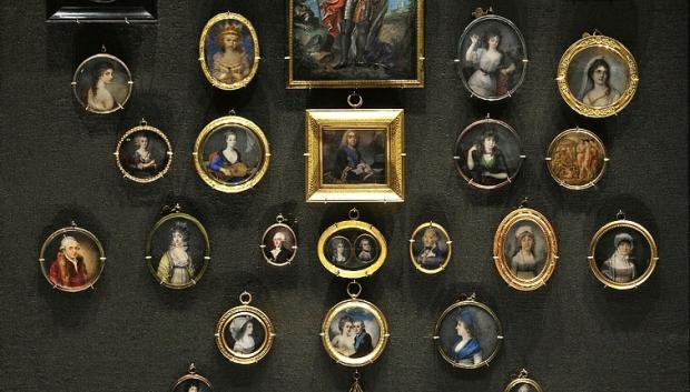 Una vitrina con retratos en miniatura en el Museo Nacional de Varsovia