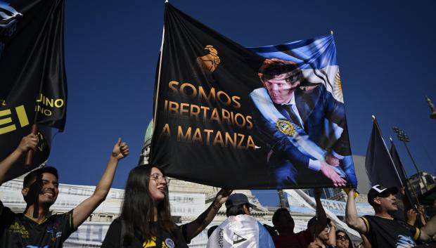 Los partidarios de Javier Milei se reúnen frente al Congreso antes de la ceremonia de toma de posesión, en Buenos Aires