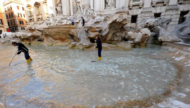 Así recogen las monedas de la Fontana di Trevi
