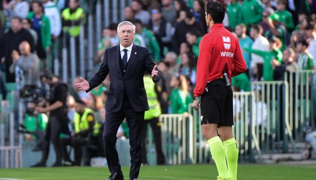 Carlo Ancelotti se queja al cuatro árbitro del partido Betis - Real Madrid
